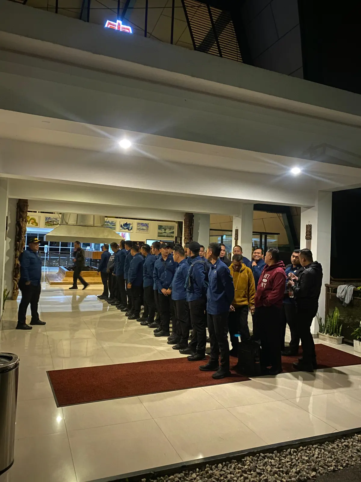 Briefing tim untuk pelayanan transportasi VIP di Dolok Sanggul