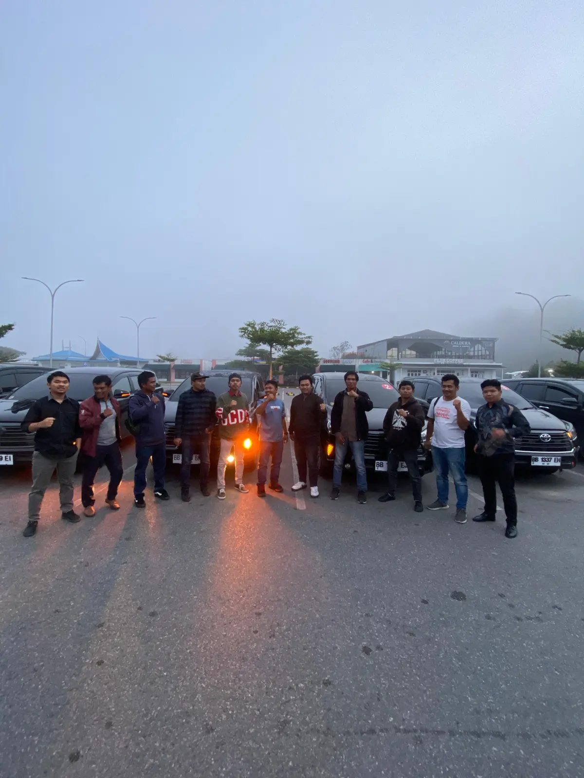 Tim dan armada Marsada Trip untuk rental mobil VIP Danau Toba