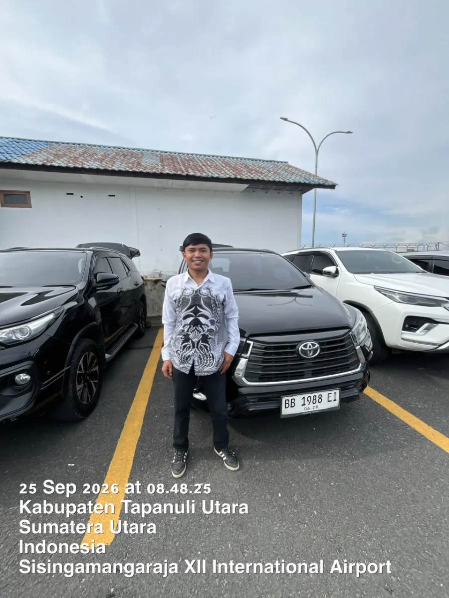 Driver Marsada Trip standby bersama Toyota Innova untuk penjemputan di Bandara Silangit