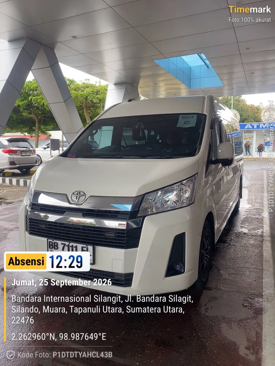 Toyota Hiace Marsada Trip di area penjemputan Bandara Internasional Silangit