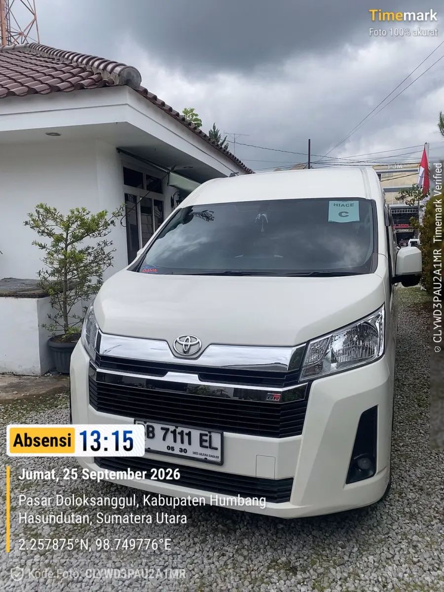 Toyota Hiace Marsada Trip dalam perjalanan operasional di Dolok Sanggul